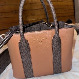 Michael Kors Austin Medium Shoulder Bag pebbled Leather